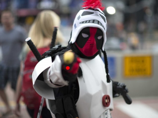 the-merc-with-a-mouth-is-undoubtedly-a-star-at-this-years-con-we-love-this-deadpool-stormtrooper-crossover